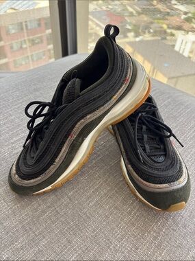 Nike Men's Black Sneakers with White Midsole and Gum Outsole